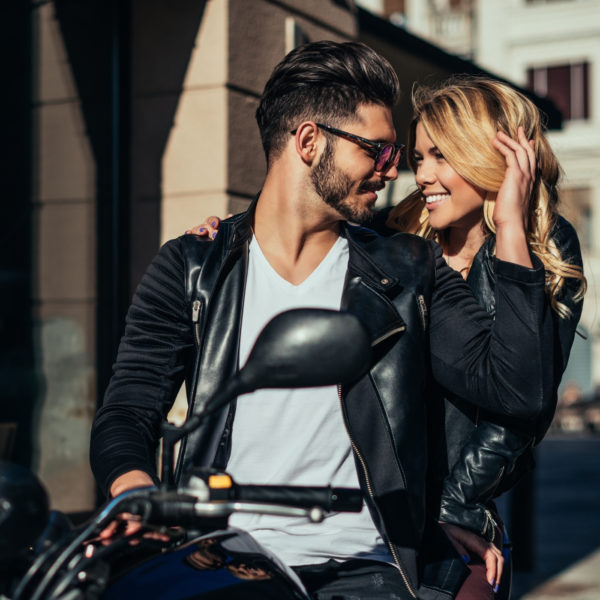 一个帅哥和一个女人骑摩托车