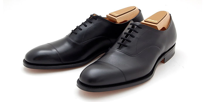 男式黑色balmoral牛津鞋，带帽趾