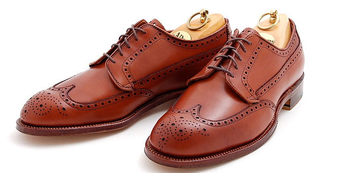 棕色blucher鞋，带翼尖和细脚趾