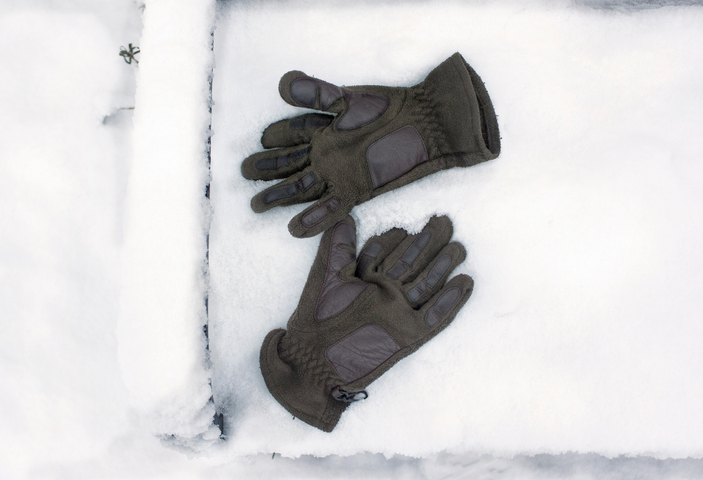 雪地里的冬季手套