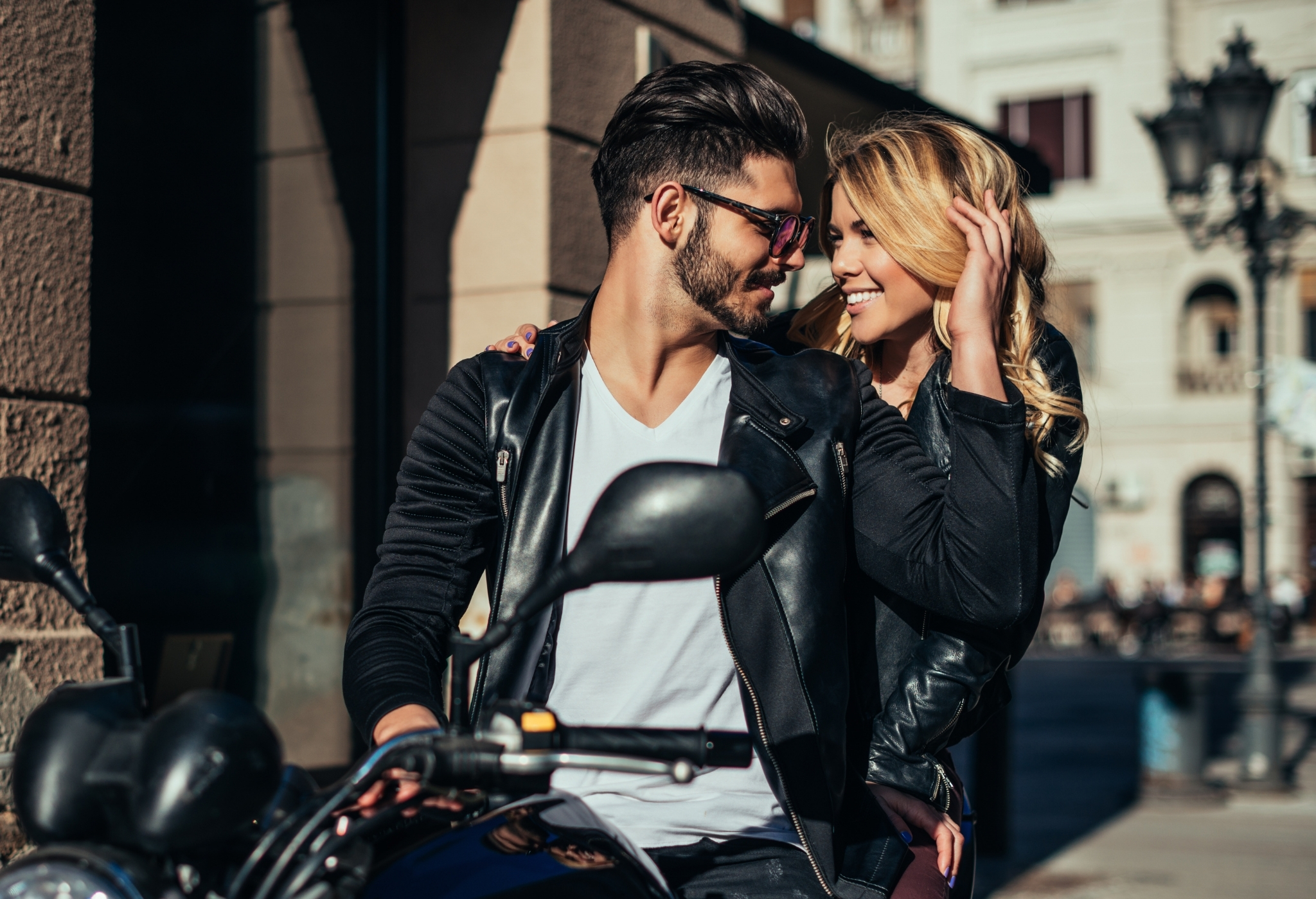 一个很有魅力的男人和一个女人骑着摩托车