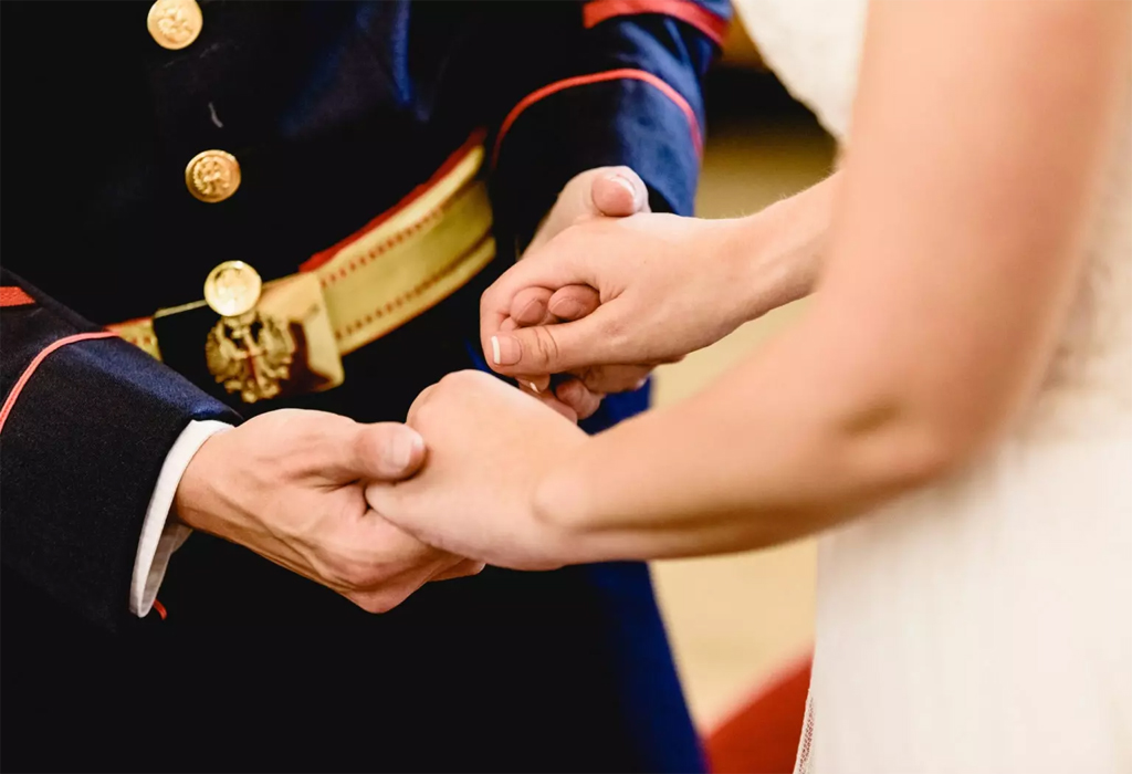 一对新人在军中婚礼上手牵着手
