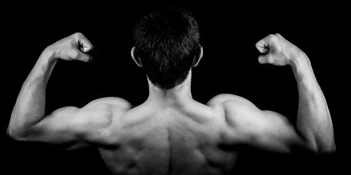 男人展示肌肉背部和二头肌